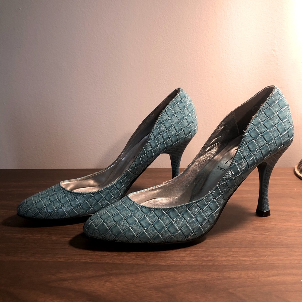 Super cool 80’s style blue pump size 6.5